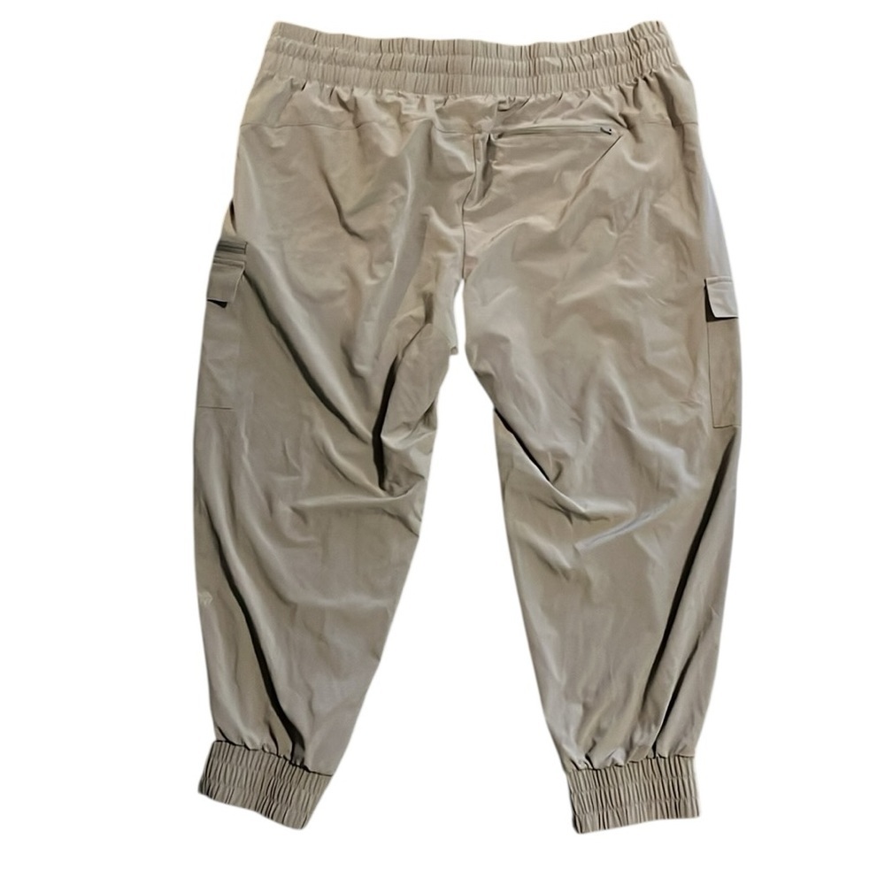 All in Motion Tan Cargo Pants Relaxed Fit - Picture 4 of 4